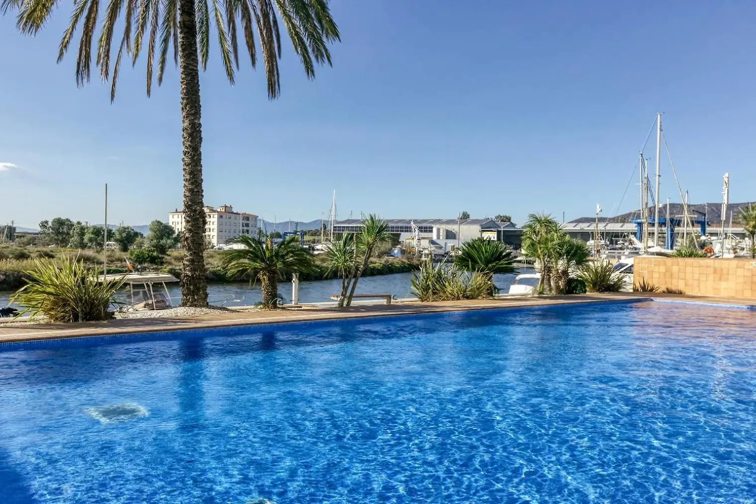 Apartament Amb Piscina I Zona Enjardinada ロザス スペイン